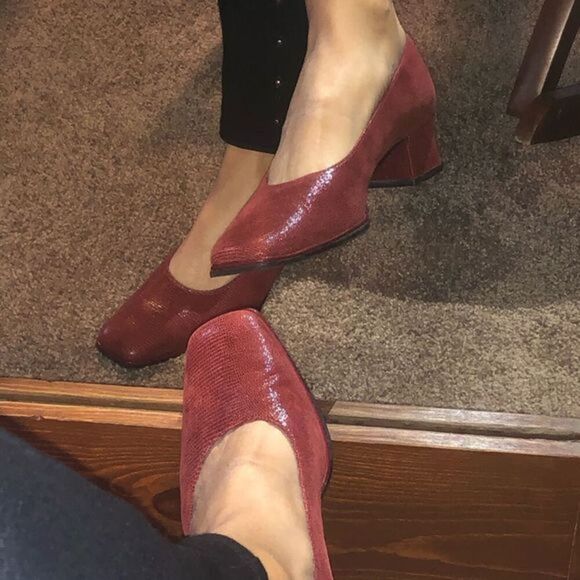 👠😊Vaneli Red Leather Suede Pump👠😊 - Picture 1 of 6